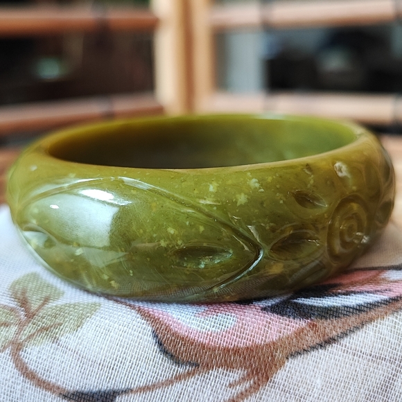 Olive Green Carved Vintage Plastic Slick Shiny Glossy Bangle Bracelet - Picture 3 of 10